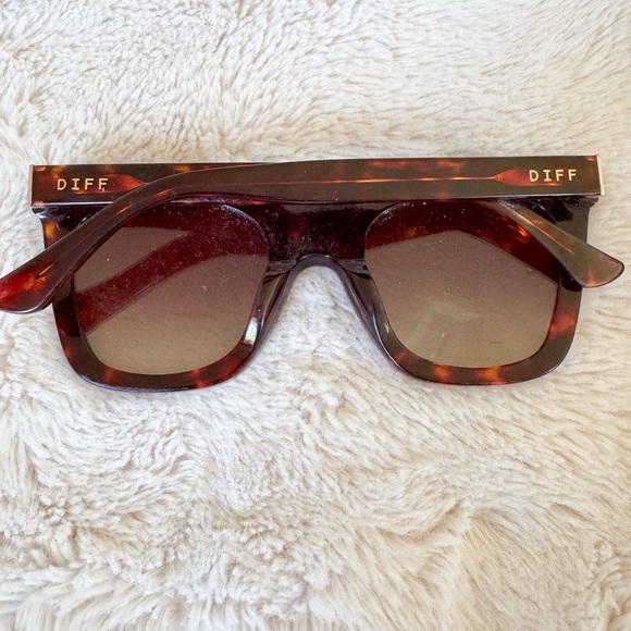 DIFF EYEWEAR Katelyn Brown Amber Tortoise & Blue Flash Sunglasses - Picture 4 of 9